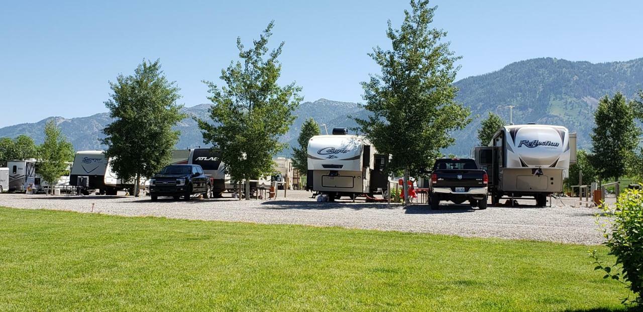 Wolf Den Log Cabin Motel And Rv Park Thayne Ngoại thất bức ảnh