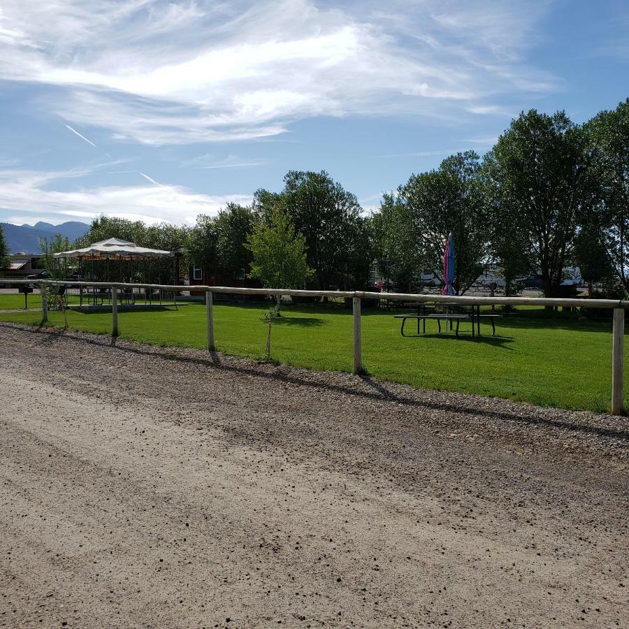 Wolf Den Log Cabin Motel And Rv Park Thayne Ngoại thất bức ảnh